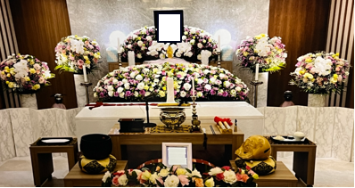 花々を供えた家族葬の祭壇
